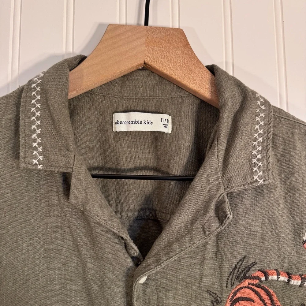 Abercrombie Kids Linen Blend Embroidered Tigers and Hem Olive Green Boys 11/12 - Picture 2 of 9